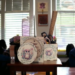 Przybornik duży z kolorowym nadrukiem na Dzień Nauczyciela 