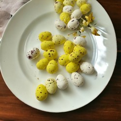 Jajka pastelowe żółcie nakrapiane 2,5x1,8 cm - 50 szt