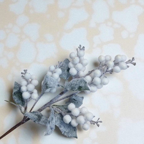 Zimowa omszała gałązka jagódki i ostrokrzew - 53cm - BIAŁA - ECE1734