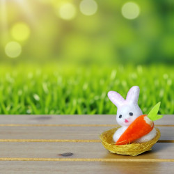 Króliczek flokowany z marchewką w koszyczku